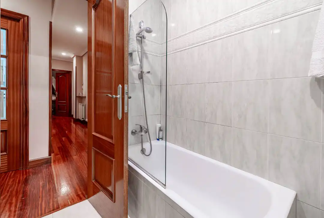 Bathroom of Flat for sale in Donostia - San Sebastián   with Heating, Balcony and Alarm