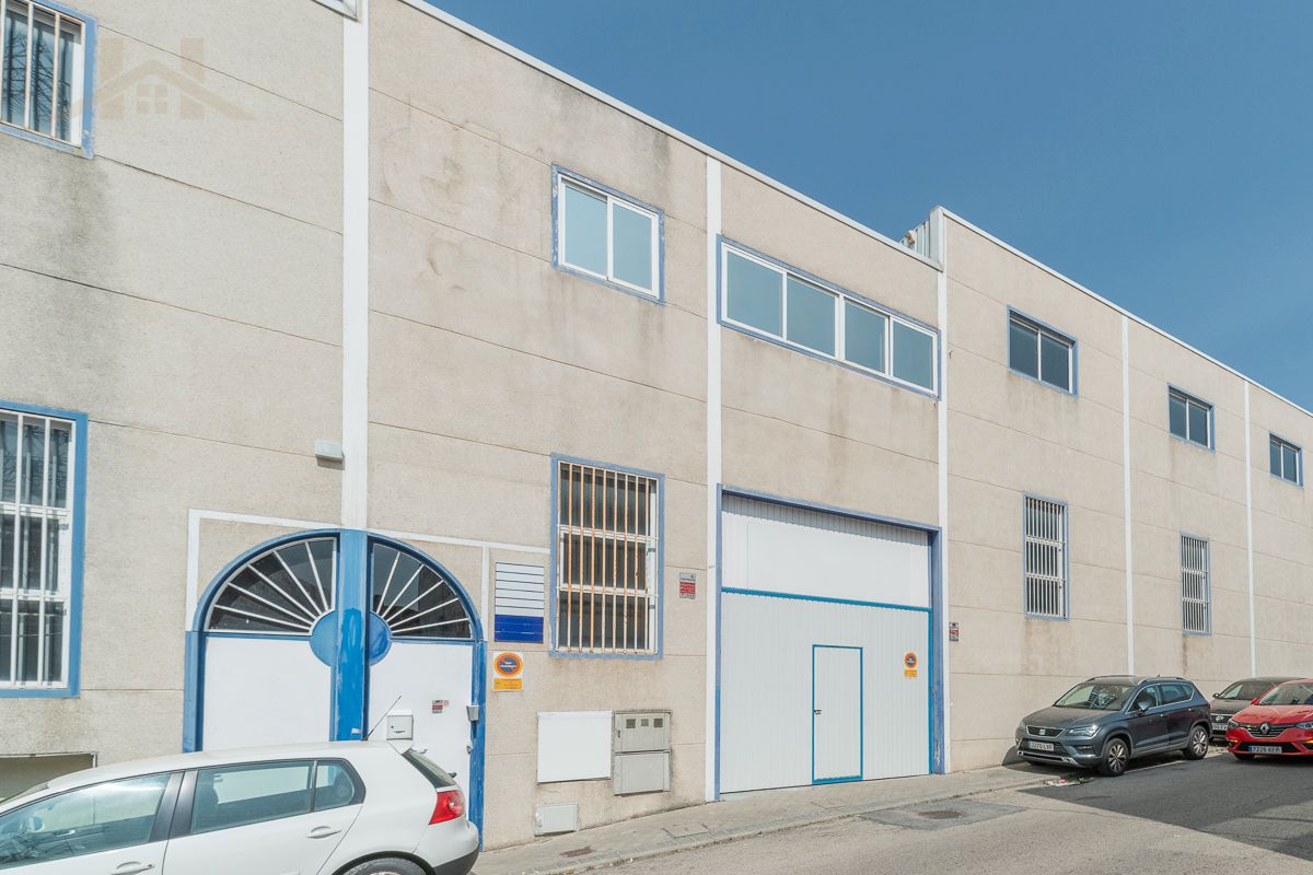Vista exterior de Nau industrial en venda en Alcorcón amb Alarma