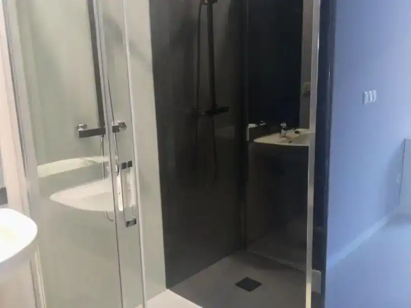 Badezimmer von Erdgeschoss zur Miete in Burgos Capital mit Klimaanlage