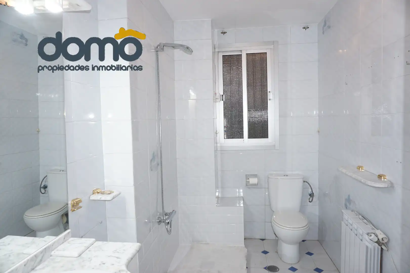 Baño de Piso para compartir en Granada con Amueblado, Horno y Lavadora