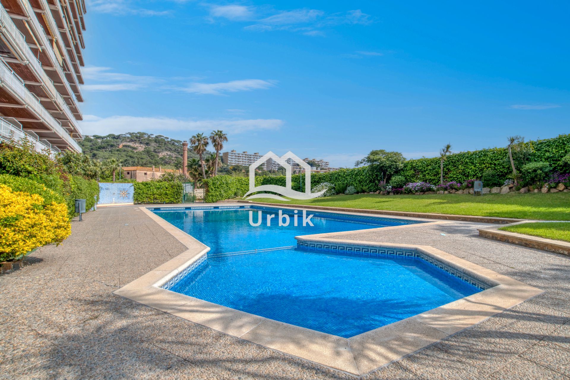 Piscina de Apartament en venda en Sant Feliu de Guíxols amb Forn, Microones i Piscina comunitària