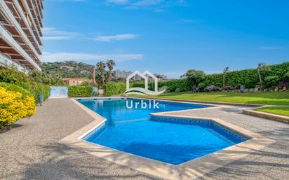 Piscina de Apartament en venda en Sant Feliu de Guíxols amb Forn, Microones i Piscina comunitària