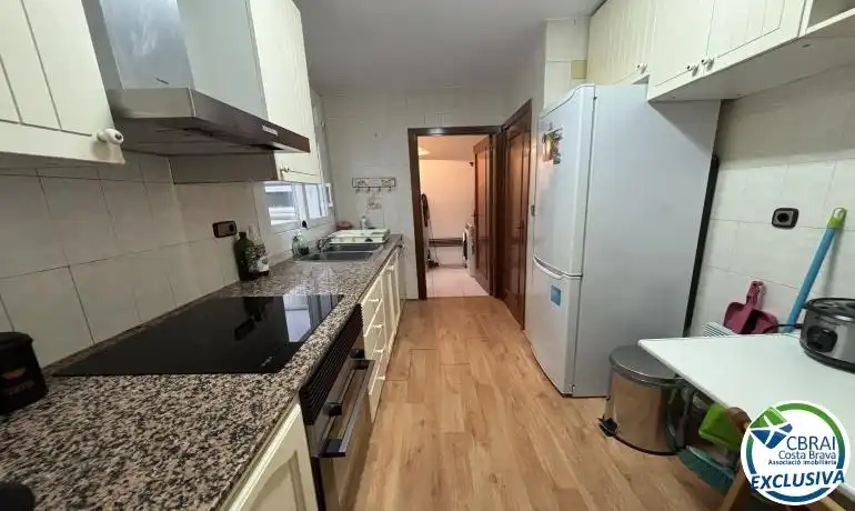 Cuina de Apartament en venda en Roses amb Calefacció i Moblat