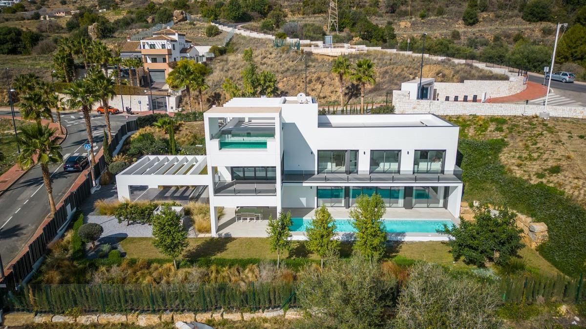 Vista exterior de Casa o xalet en venda en Benalmádena amb Aire condicionat, Jardí privat i Terrassa