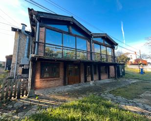 Vista exterior de Casa o xalet en venda en Santillana del Mar amb Jardí privat, Terrassa i Moblat