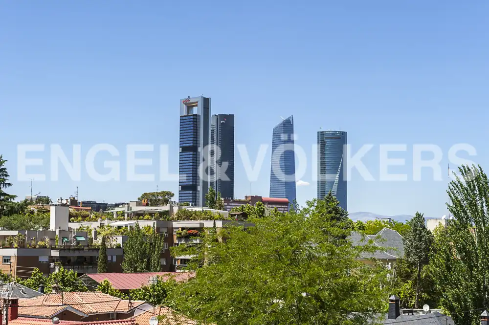 Außenansicht von Wohnung zum Verkauf in Madrid mit Klimaanlage, Heizung und Privatgarten