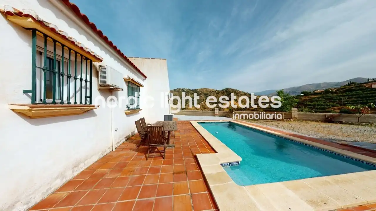 Casa amb piscina en venda a Cómpeta
