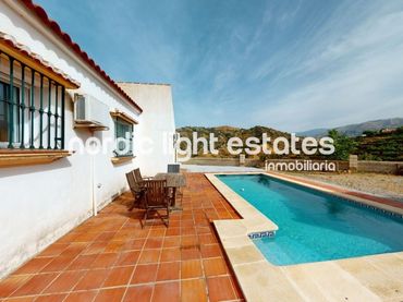 Casa amb piscina en venda a Cómpeta