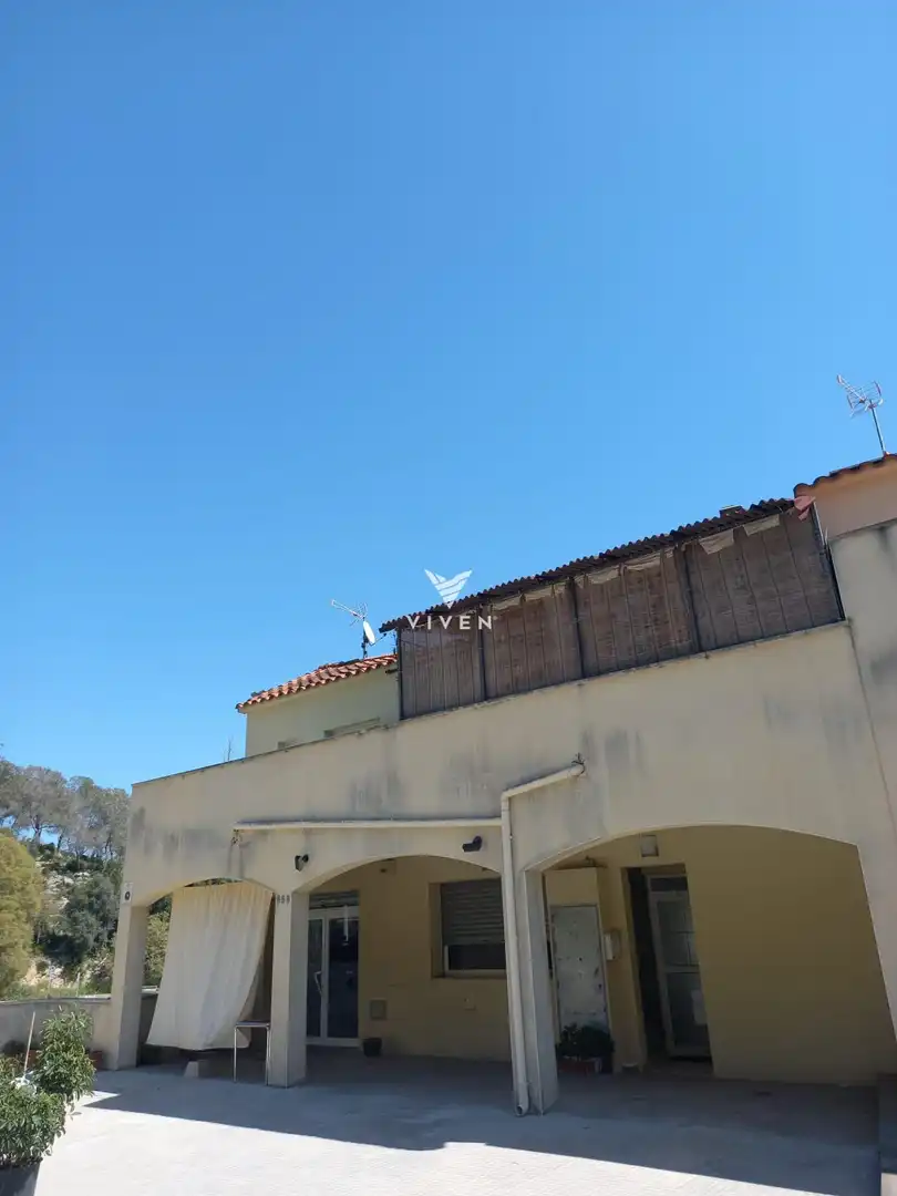 Außenansicht von Einfamilien-Reihenhaus zum Verkauf in Olivella mit Heizung, Privatgarten und Terrasse