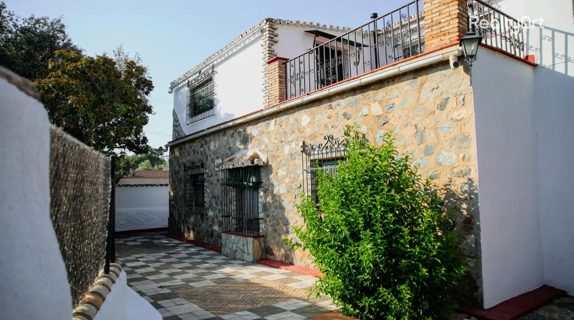Vista exterior de Casa o xalet en venda en El Castillo de las Guardas amb Aire condicionat, Calefacció i Jardí privat