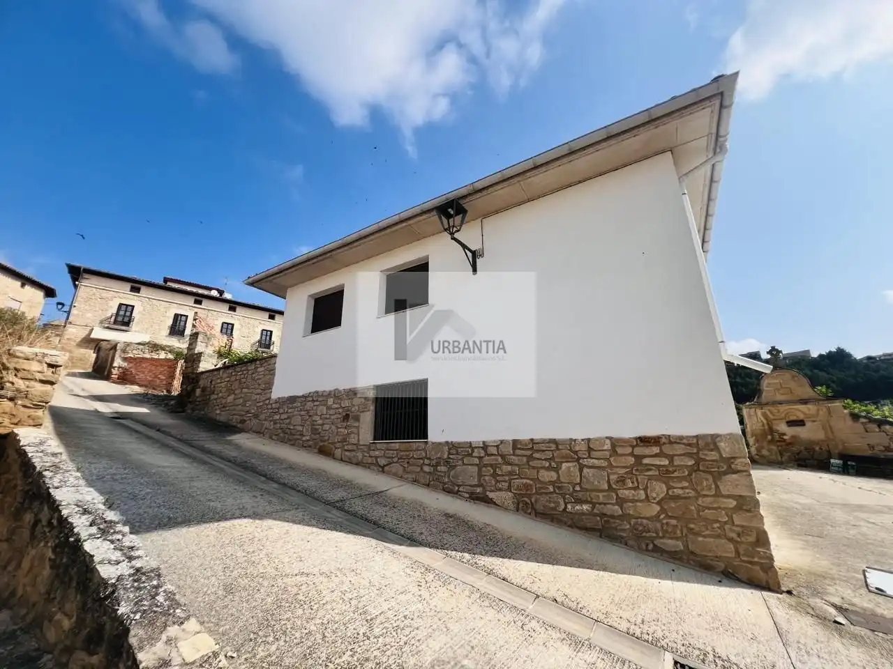 Außenansicht von Einfamilien-Reihenhaus zum Verkauf in Torres del Río mit Privatgarten