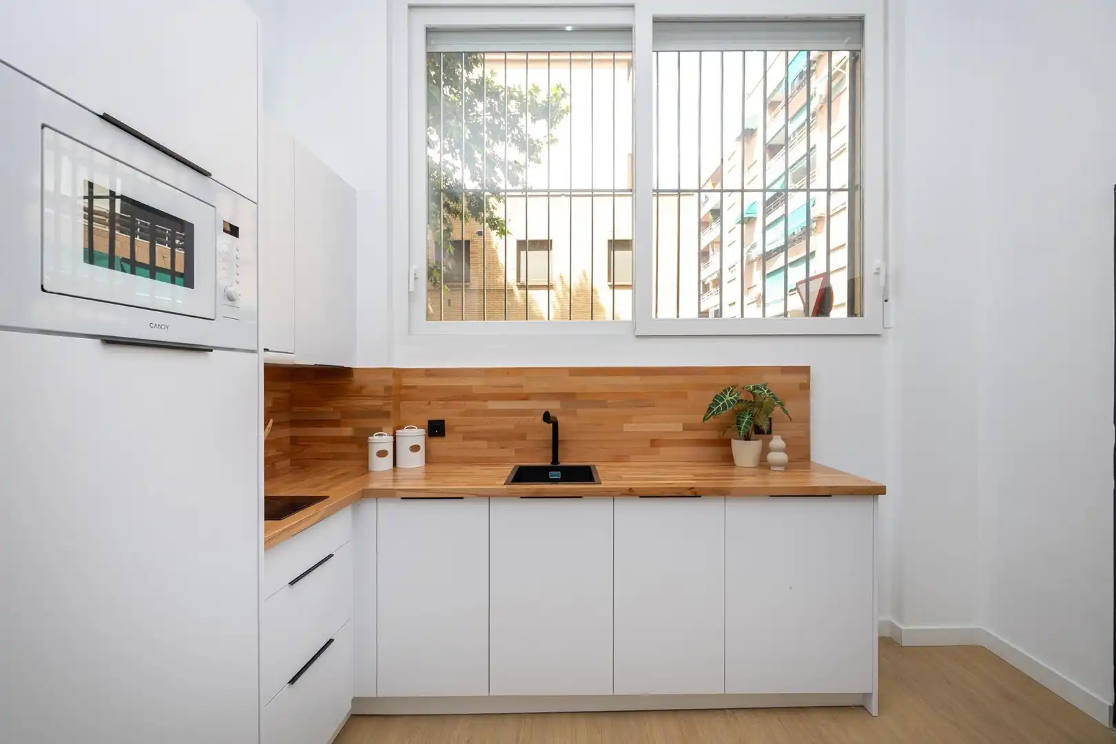 Kitchen of Flat for sale in Granada  with Air Conditioner, Heating and Storage room