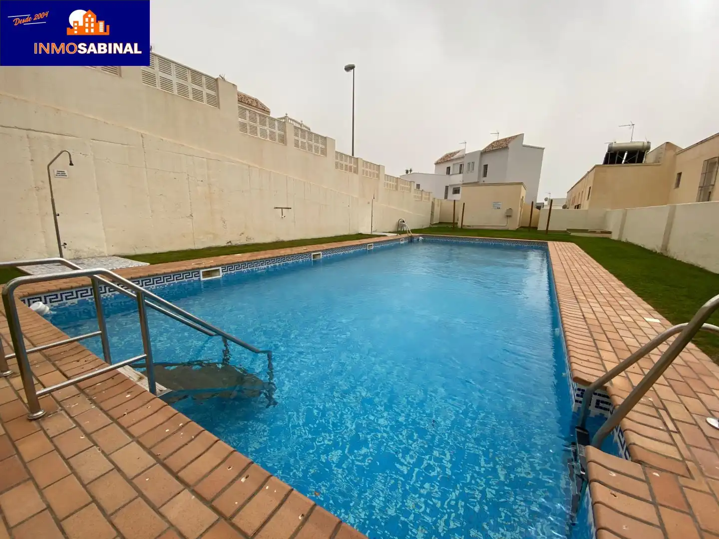 Piscina de Casa adosada en venda en Roquetas de Mar amb Aire condicionat, Calefacció i Terrassa