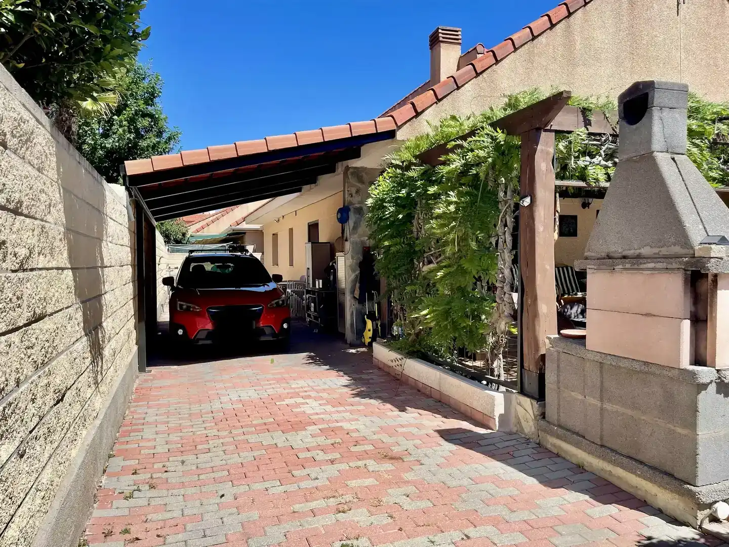 Vista exterior de Casa adosada en venda en Guadarrama amb Piscina
