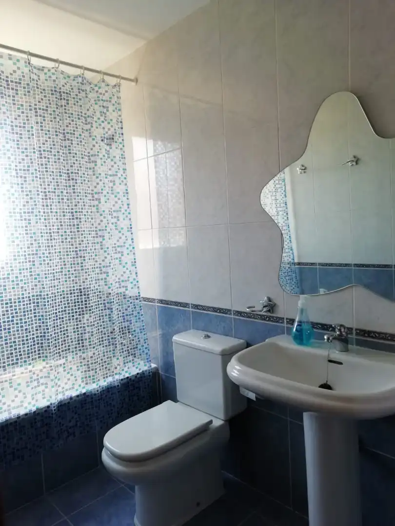 Badezimmer von Einfamilien-Reihenhaus zum Verkauf in Cubas de la Sagra mit Klimaanlage, Heizung und Privatgarten