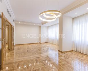 Sala d'estar de Apartament de lloguer en  Madrid Capital amb Aire condicionat i Calefacció