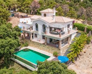 Vista exterior de Casa o xalet en venda en Estepona amb Aire condicionat, Terrassa i Piscina