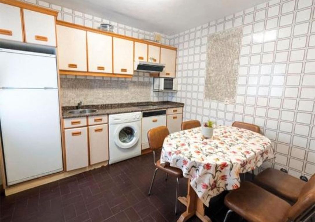 Cocina de Piso en venta en Medina de Pomar con Calefacción, Terraza y Trastero