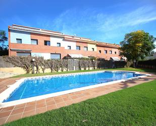 Piscina de Casa adosada en venda en Calafell amb Aire condicionat, Calefacció i Jardí privat