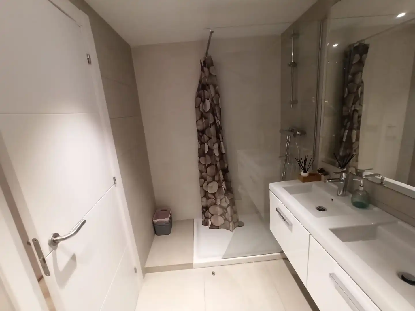 Bathroom of Flat for rent in Girona  with Air Conditioner, Heating and Parquet flooring