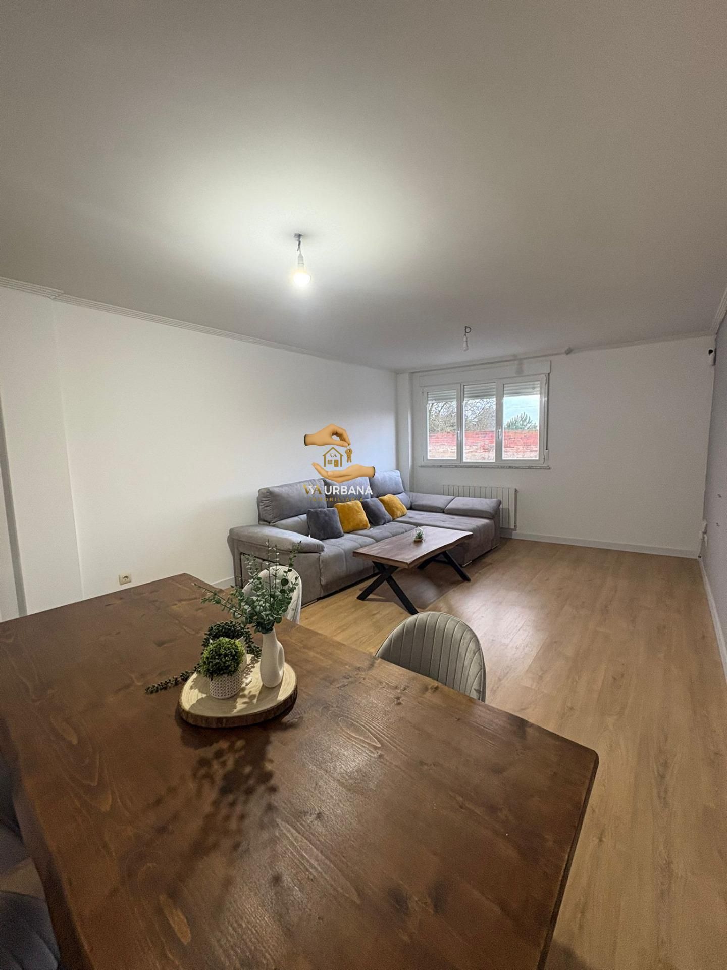 Sala d'estar de Pis de lloguer en Encinas de Abajo amb Calefacció, Terrassa i Moblat