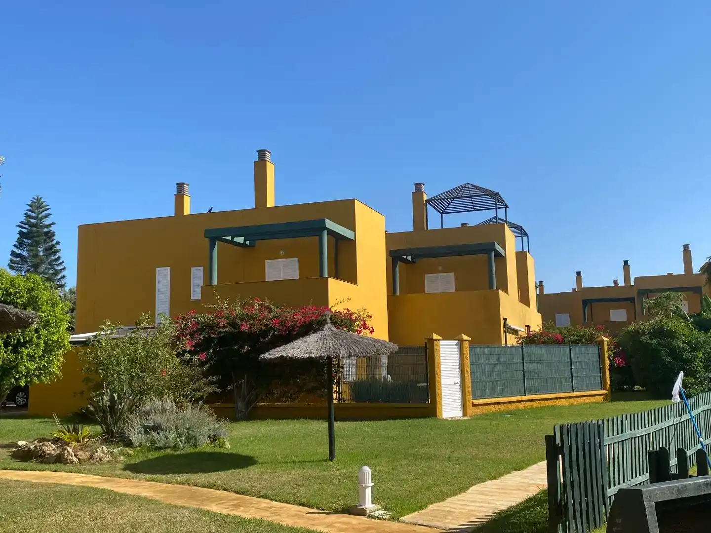 Vista exterior de Pis en venda en Rota amb Aire condicionat, Jardí privat i Piscina