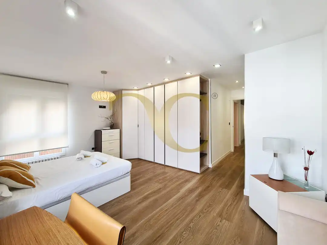 Schlafzimmer von Wohnung zur Miete in Oviedo  mit Heizung, Terrasse und Möbliert