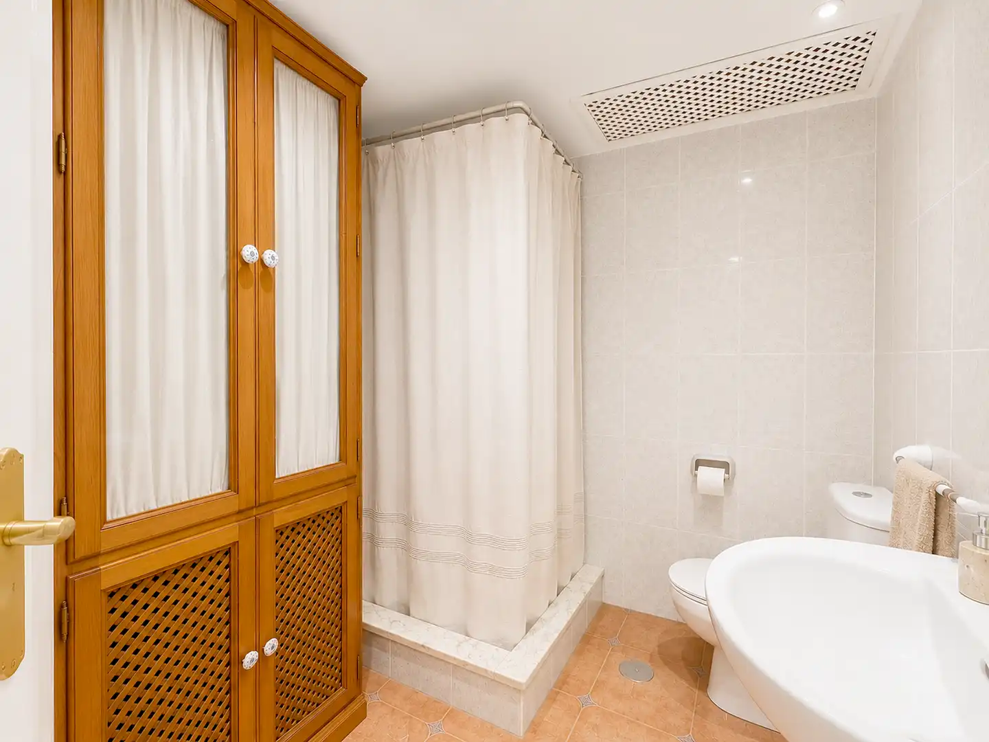 Bathroom of Houses for sale in Estepona  with Air Conditioner, Private garden and Terrace