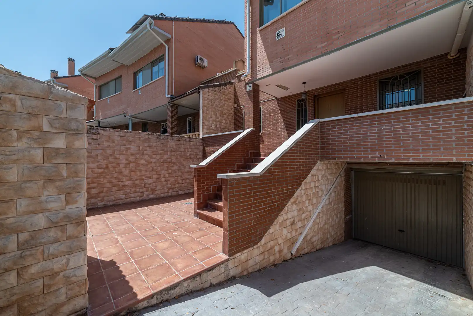 Vista exterior de Casa o xalet en venda en Arroyomolinos (Madrid) amb Aire condicionat, Calefacció i Jardí privat