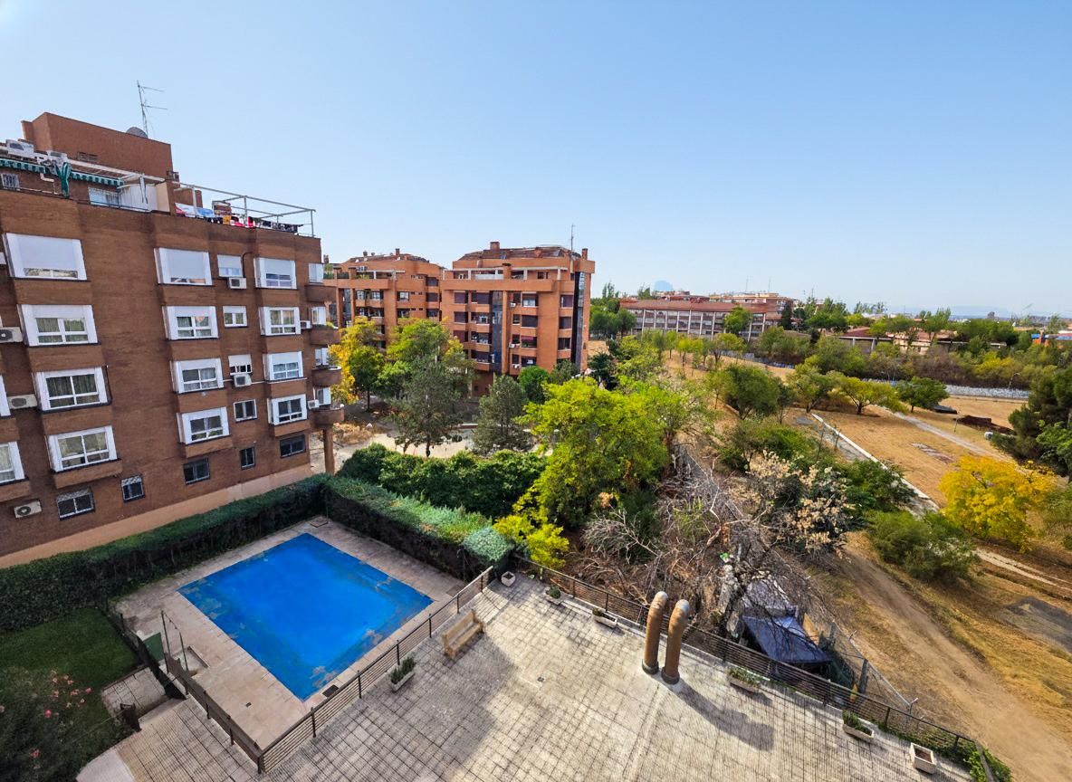 Swimming pool of Flat for sale in  Madrid Capital  with Air Conditioner, Heating and Private garden