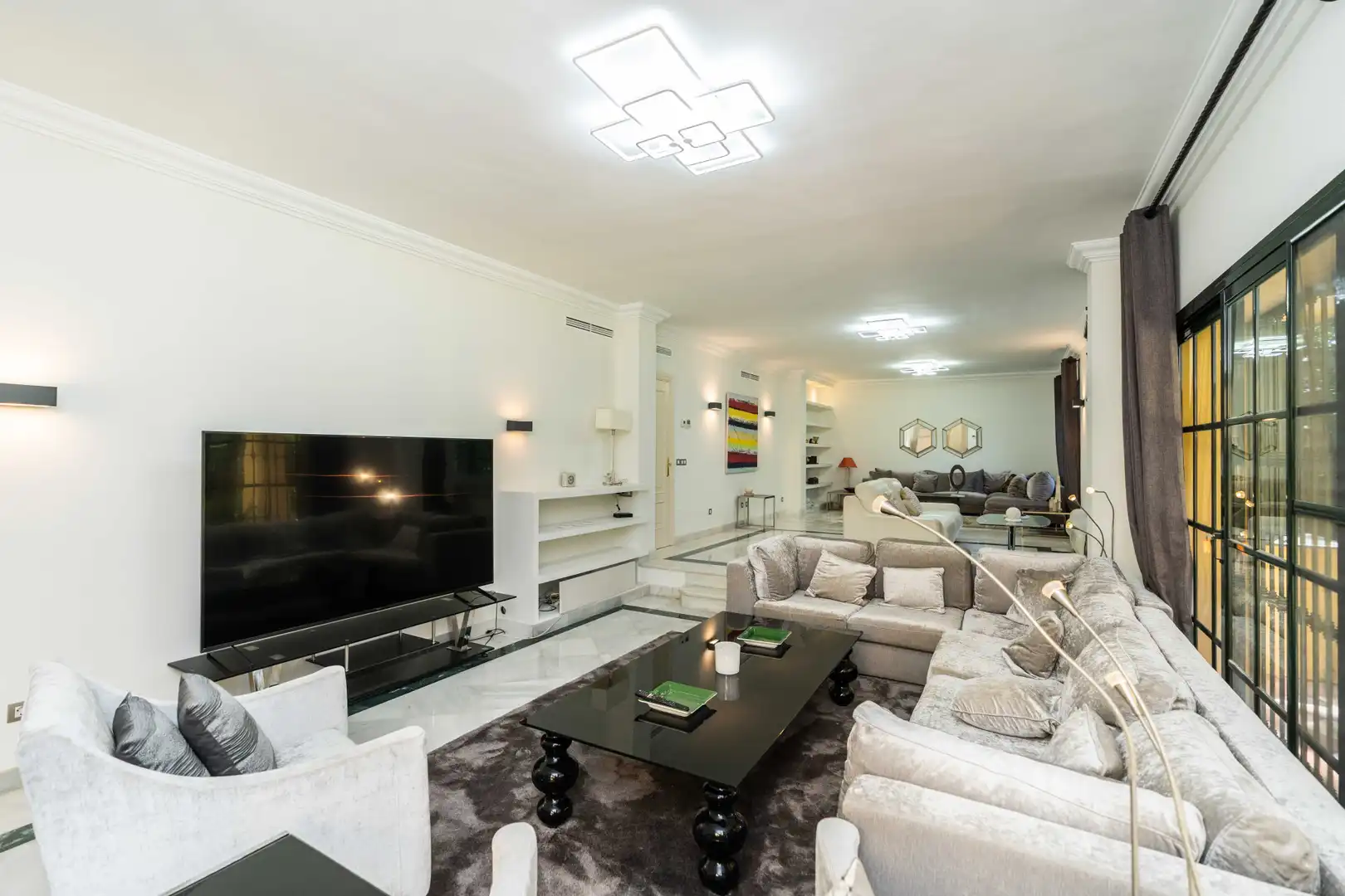 Sala d'estar de Casa o xalet en venda en Marbella amb Aire condicionat, Jardí privat i Terrassa