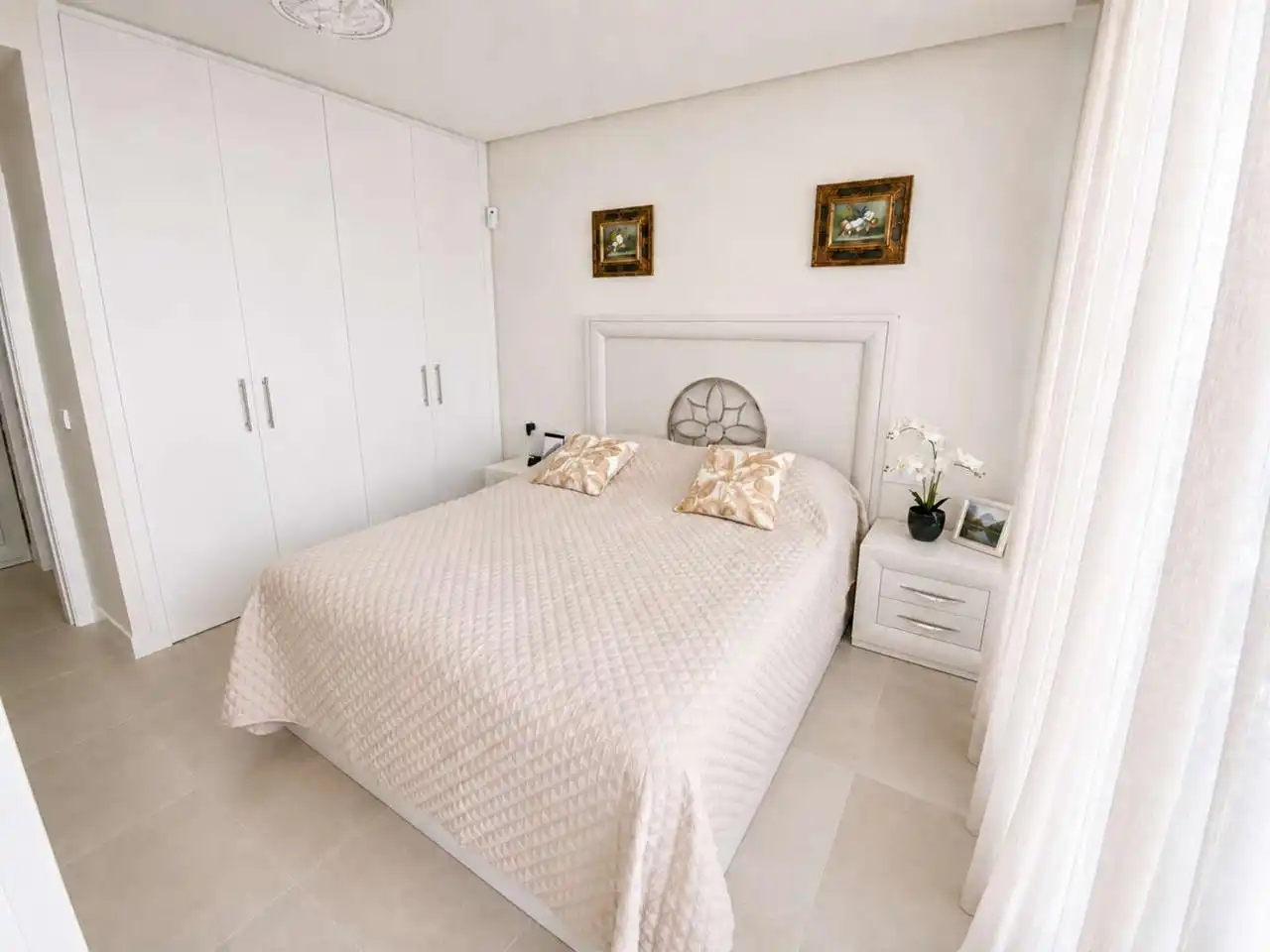 Dormitori de Casa adosada en venda en Sotogrande amb Aire condicionat, Calefacció i Jardí privat