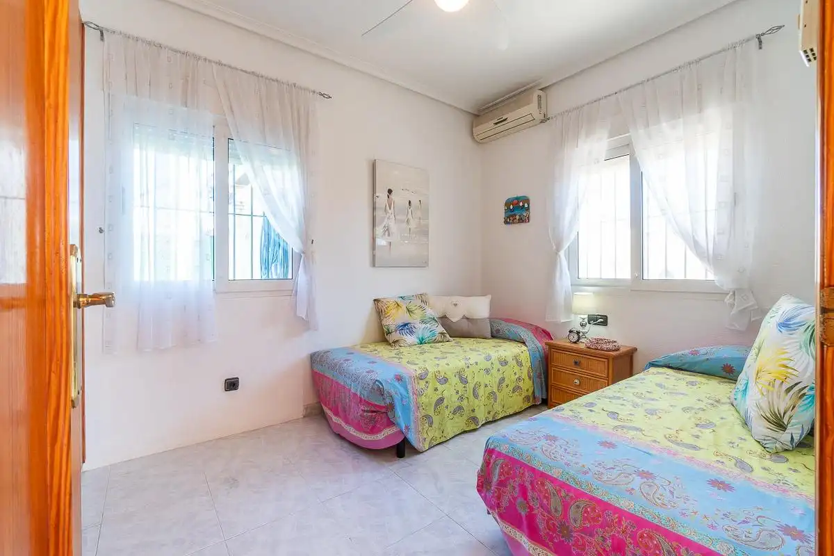 Dormitori de Casa o xalet en venda en Orihuela amb Aire condicionat, Jardí privat i Terrassa