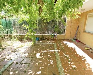 Jardí de Casa adosada en venda en Guadalajara Capital amb Calefacció, Terrassa i Traster