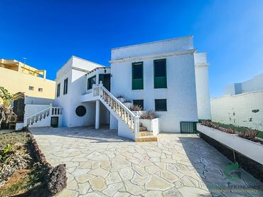 Maison avec balcon à vendre à Cll jose Alberto
