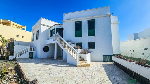 En venta chalet de 3 plantas en Porís de Abona, con 1.000 m de parcela y 290m construidos. Dispone de 5 habitaciones, 4 baños,  4