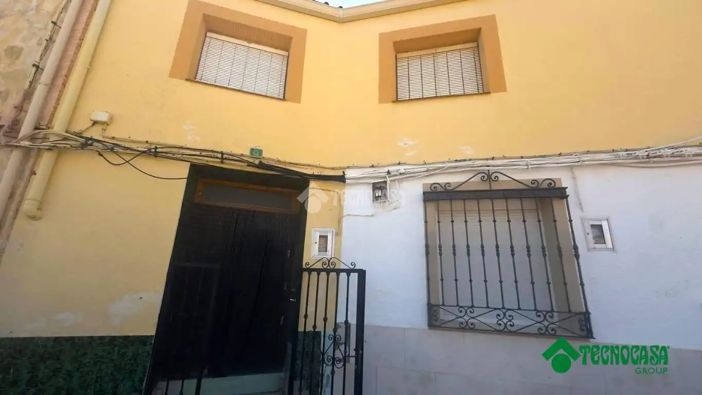 Casa adosada en venda a C. Constantino Alhambra, Villarejo de Fuentes