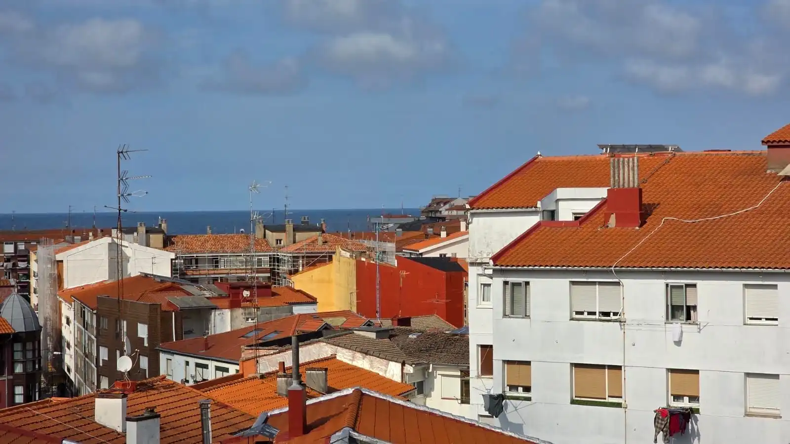 Vista exterior de Pis en venda en Castro-Urdiales amb Calefacció i Terrassa
