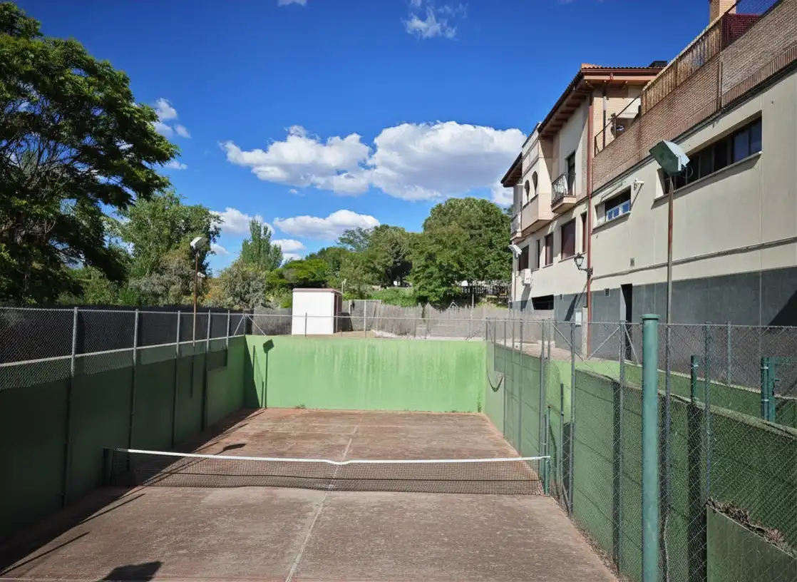 Außenansicht von Maisonette zum Verkauf in Arroyomolinos (Madrid) mit Klimaanlage, Heizung und Privatgarten