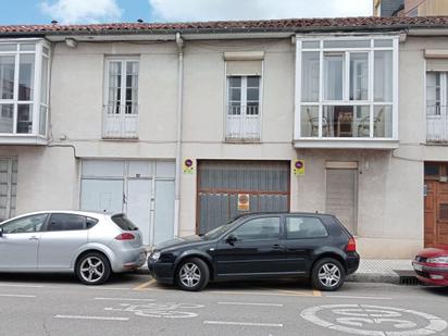 Vista exterior de Casa o xalet en venda en Torrelavega  amb Jardí privat