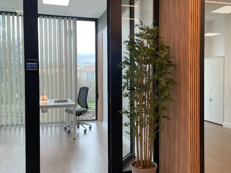 Büro zur Miete in Santiago de Compostela  mit Klimaanlage, Heizung und Möbliert