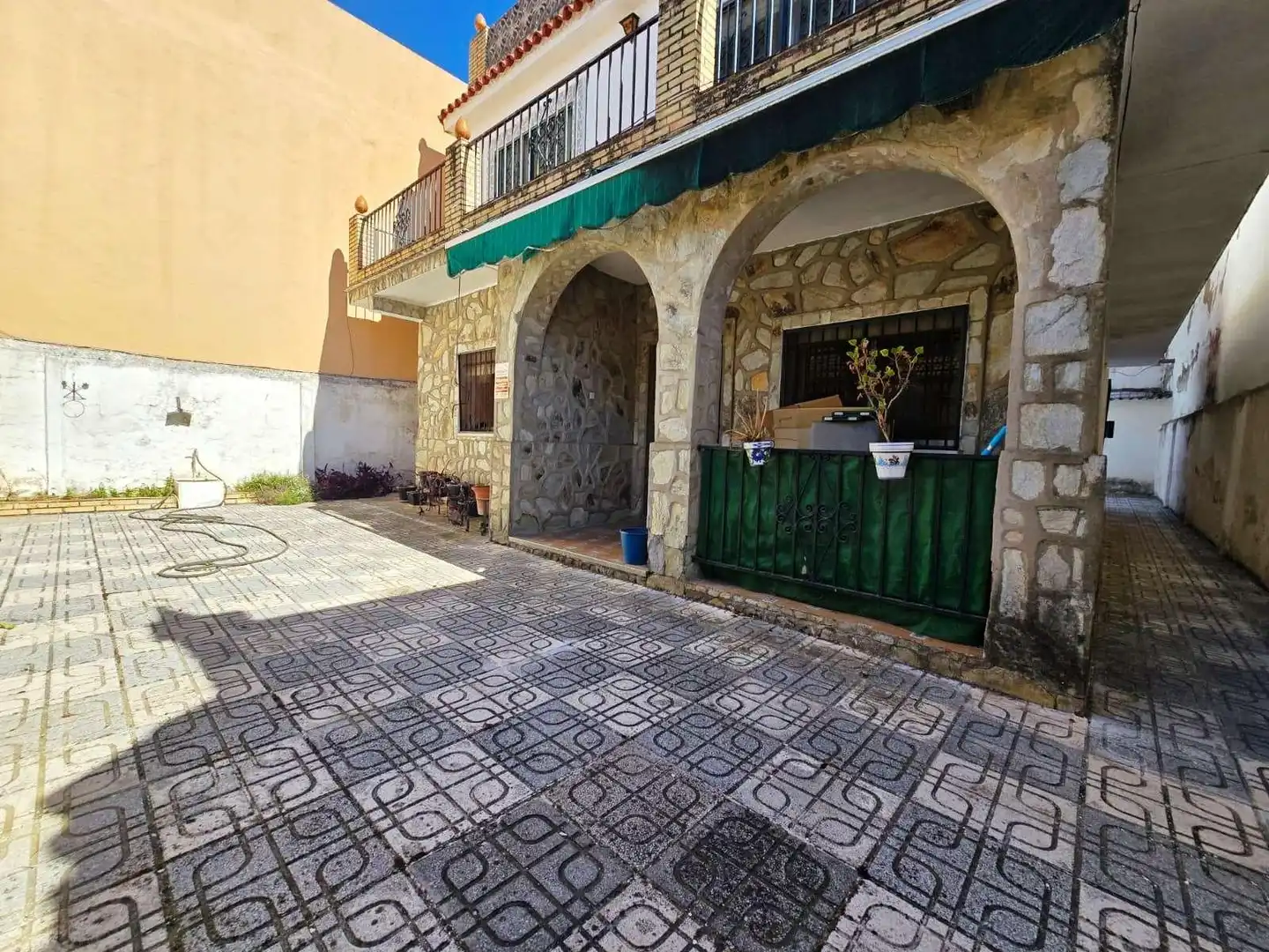 Vista exterior de Casa o chalet en venta en Valencina de la Concepción con Terraza, Trastero y Piscina