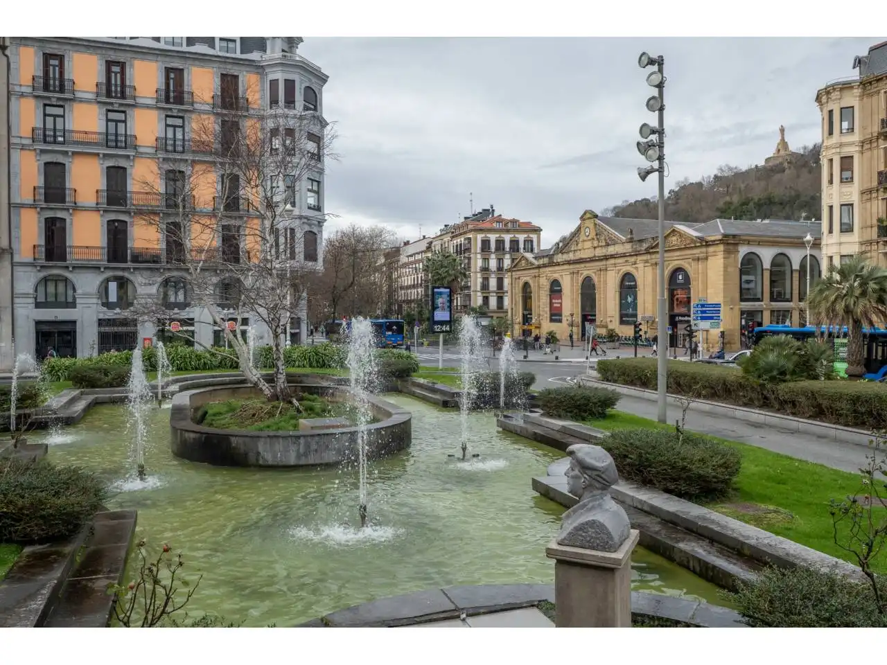 Vista exterior de Pis en venda en Donostia - San Sebastián  amb Calefacció i Balcó
