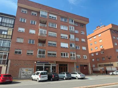 Vista exterior de Pis en venda en Ávila Capital amb Calefacció, Terrassa i Traster