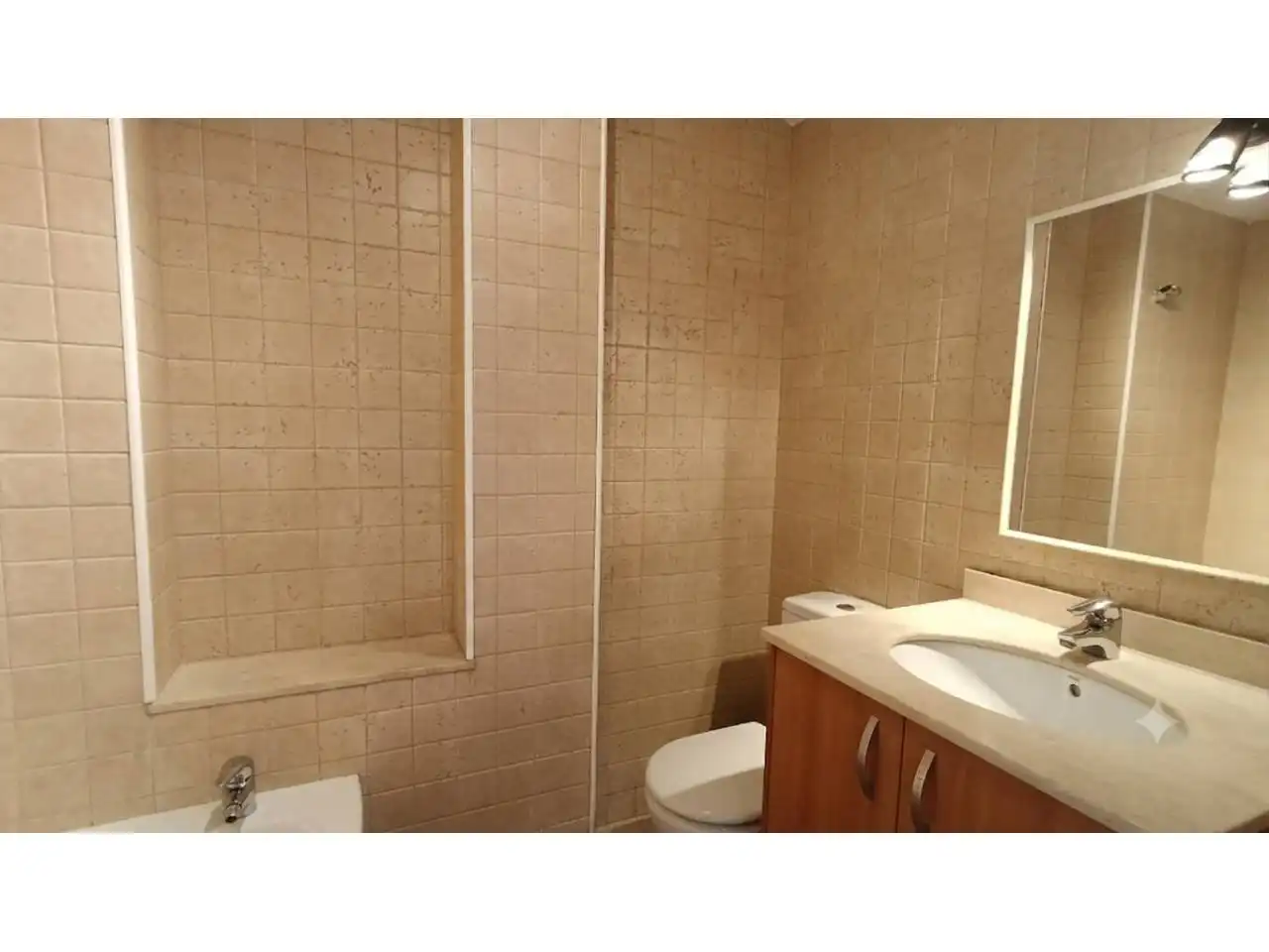 Baño de Dúplex en venta en Berga con Calefacción, Trastero y Balcón