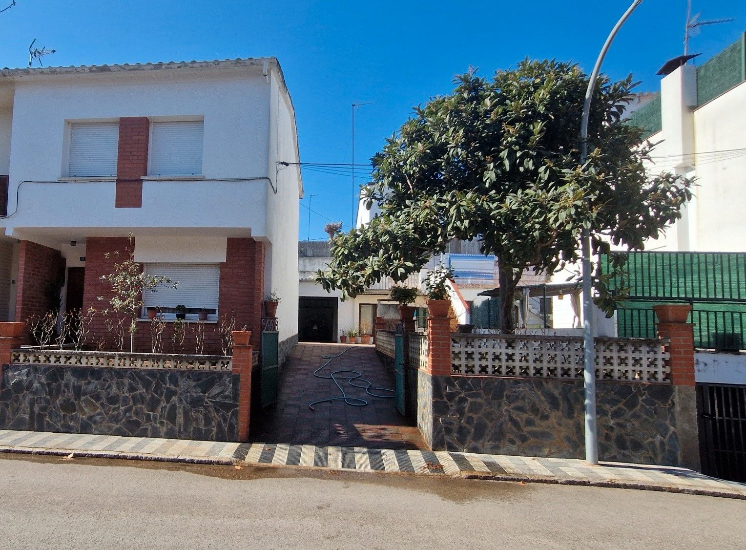 Vista exterior de Casa adosada en venda en Santa Coloma de Farners amb Calefacció, Jardí privat i Terrassa