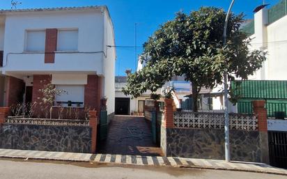 Vista exterior de Casa adosada en venda en Santa Coloma de Farners amb Calefacció, Jardí privat i Terrassa