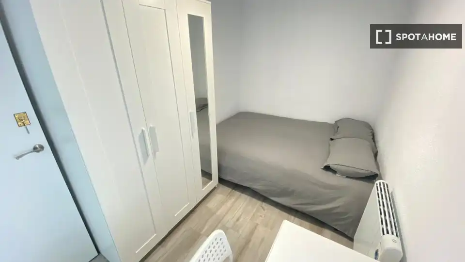 Habitación de Piso de alquiler en Madrid con Aire acondicionado, Calefacción y Amueblado