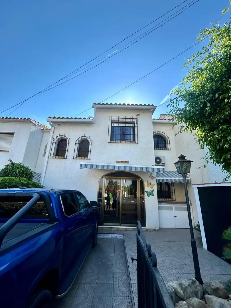 Vista exterior de Casa o chalet en venta en L'Alfàs del Pi con Aire acondicionado, Jardín privado y Terraza