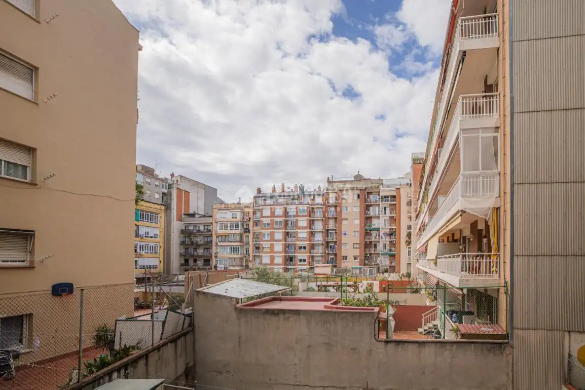 Vista exterior de Piso en venta en Barcelona con Balcón